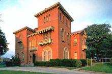 красивый дом из красного кирпича в духе итальянской классики